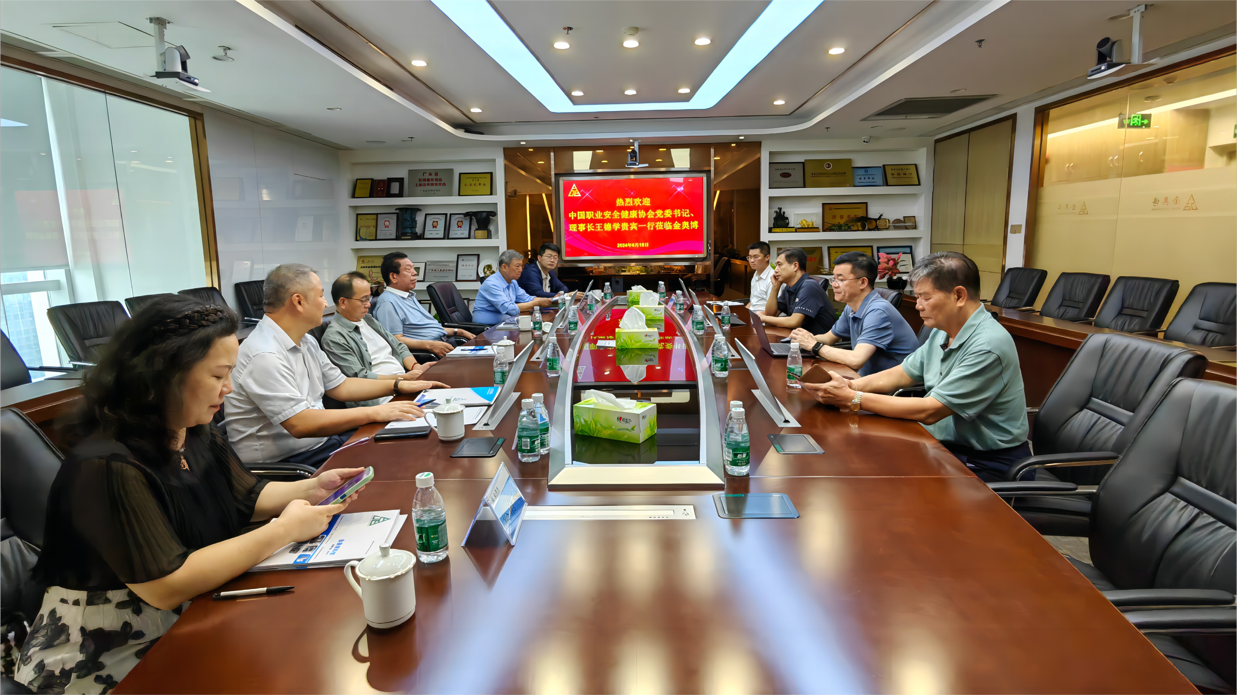 中国职业安全健康协会党委书记、理事长王德学一行莅临金奥博开展工作调研 中国职业安全健康协会党委书记、理事长王德学一行莅临金奥博开展工作调研